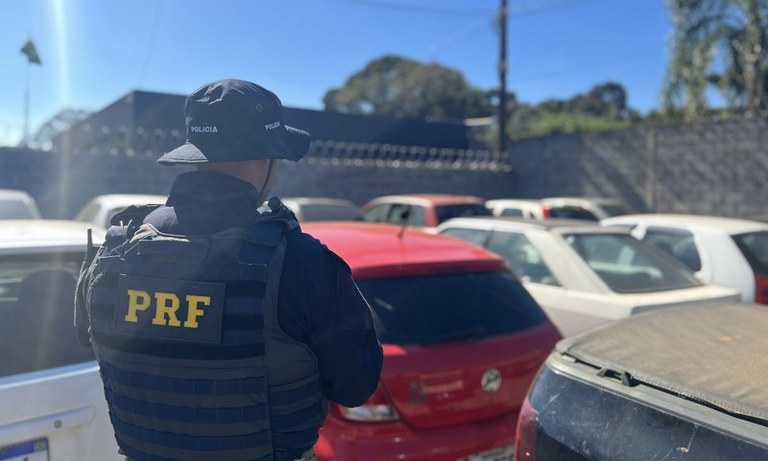 A Polícia Rodoviária Federal (PRF) no Paraná realiza leilão virtual de veículos.