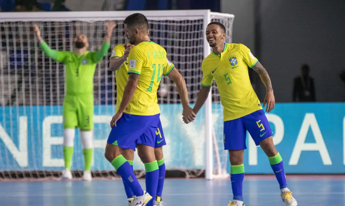 O triunfo do Brasil foi construído com gols de Marcel, Felipe Valério, Leandro Lino e Neguinho (duas vezes)