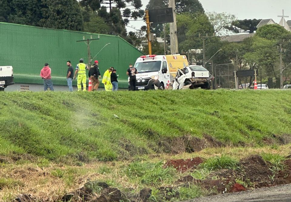 Colisão envolveu um carro e um caminhão