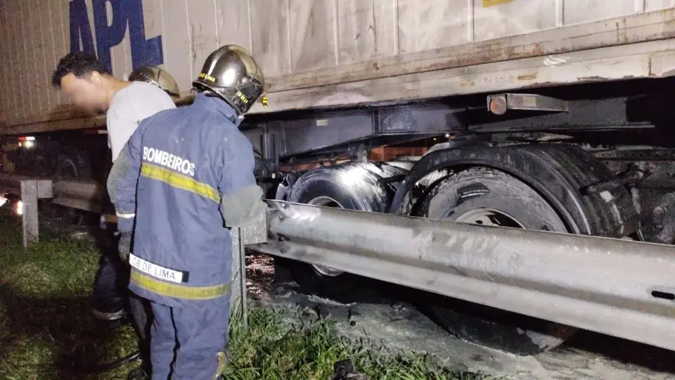 Após a chegada do Corpo de Bombeiros, foi feito o rescaldo do incêndio