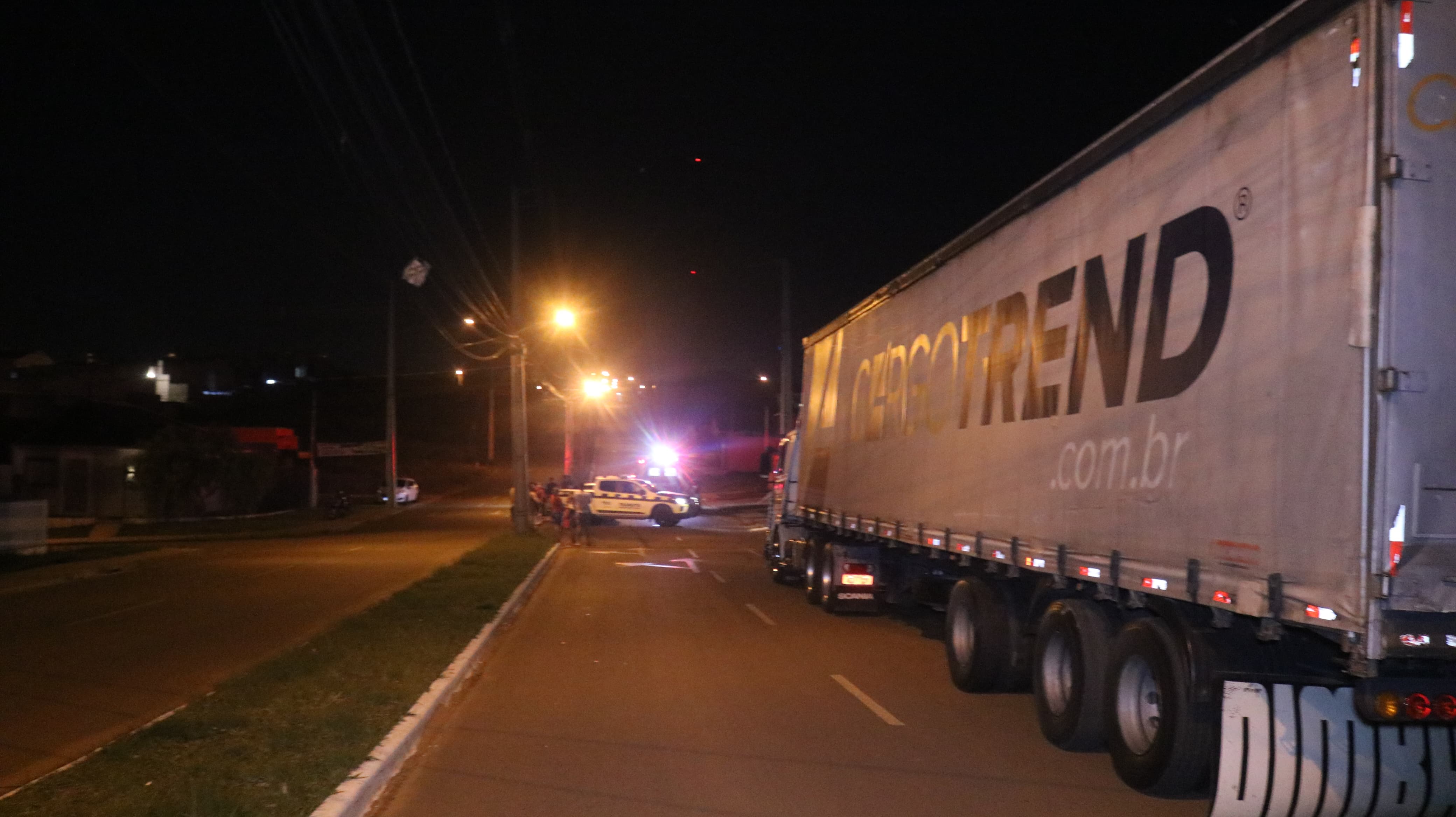 Acidente envolvendo carro e moto aconteceu na madrugada desta quinta-feira (26), em Ponta Grossa