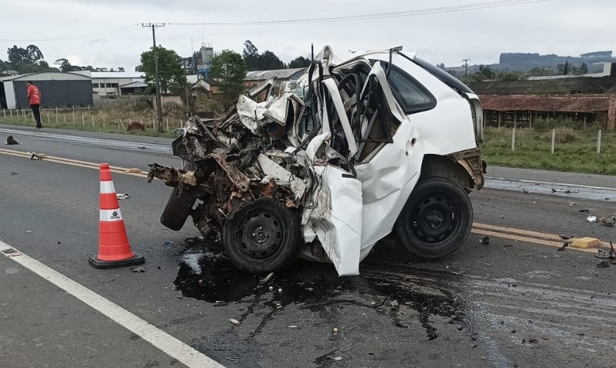 Veículo ficou totalmente destruído após o grave acidente