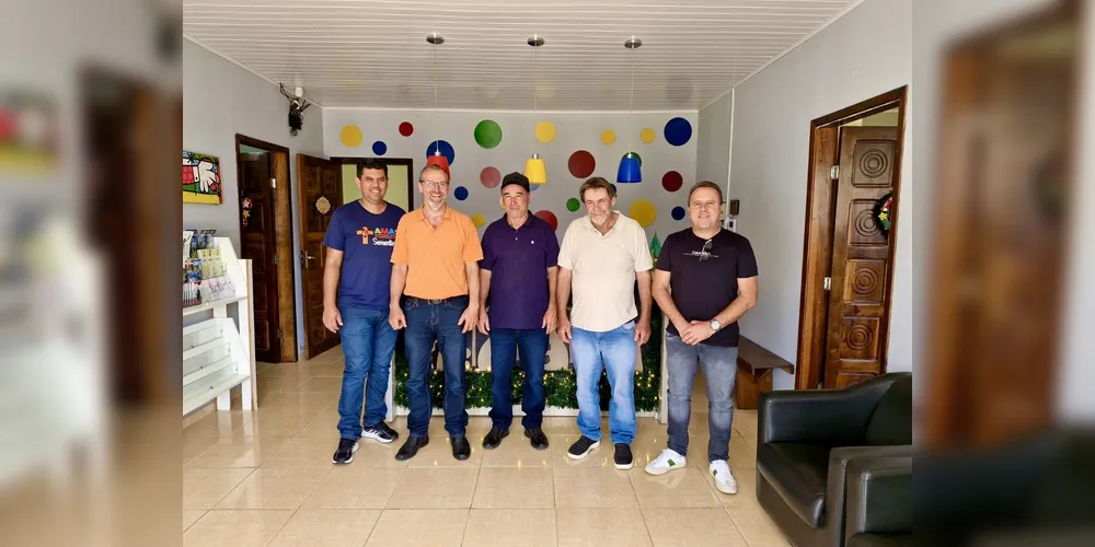 O prefeito Ivanor Muller e demais representantes da Prefeitura Municipal estiveram na sede do AMAS