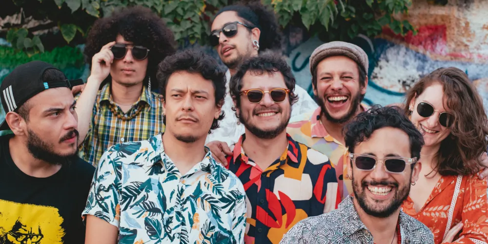 A banda para a gravação foi: Anthonny Felipe – sax tenor, Nicolas Salazar – sax barítono e flauta, Fábio de Souza – trompete e flugelhorn, Fernando Bertani – guitarra e percussão, Aline Garabeli – teclado, Felipe Oliveira – baixo, Eric Santana – bateria, Bernardo Riccio – percussão