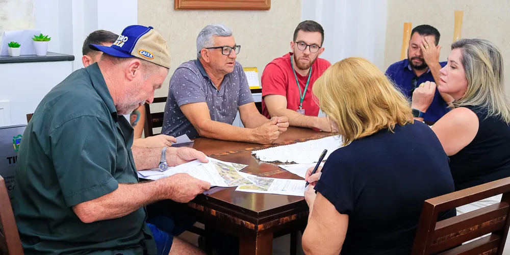 A assinatura da liberação aconteceu no gabinete do prefeito e contou com a presença de autoridades municipais