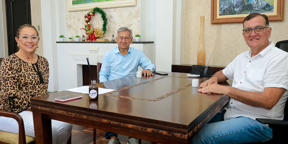 A vice-prefeita, Helynez dos Santos Ribas, o prefeito Rildo Leonardi e o assessor José Alci de Oliveira estiveram em reunião