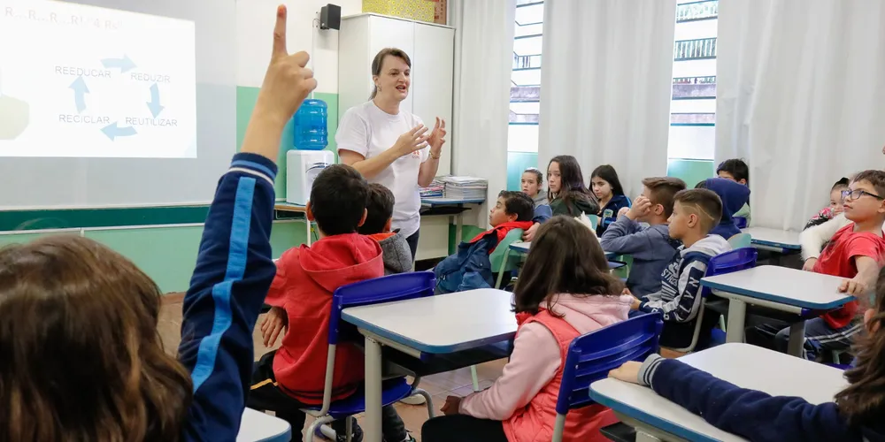 A iniciativa busca atender às demandas temporárias da rede municipal de educação