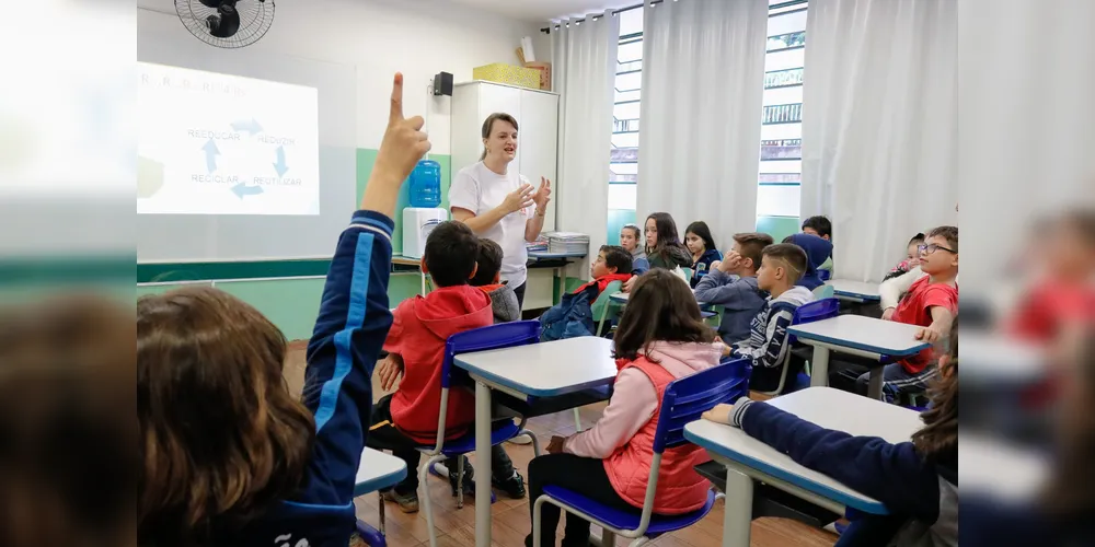 A iniciativa busca atender às demandas temporárias da rede municipal de educação