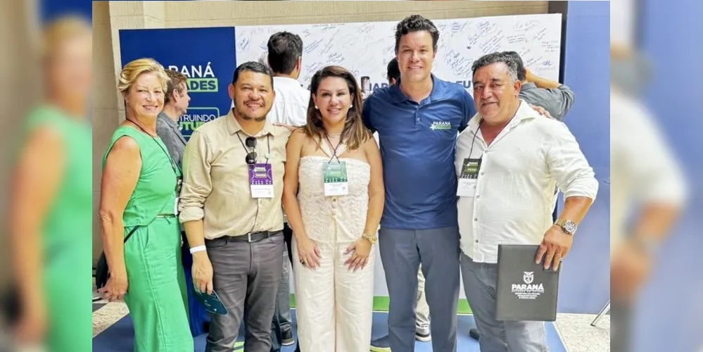 A prefeita de Imbaú e presidente da AMCG, Dayane Sovinski, está no evento acompanhada de sua equipe.