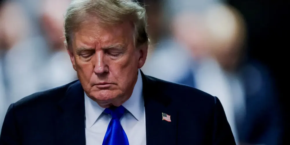 Donald Trump deixa tribunal após júri considerá-lo culpado de todas as 34 acusações durante julgamento criminal em Nova York