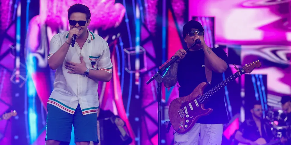 A dupla Matheus e Kauan durante a apresentação do seu show dentro da programação do Verão Maior Parana, em Matinhos