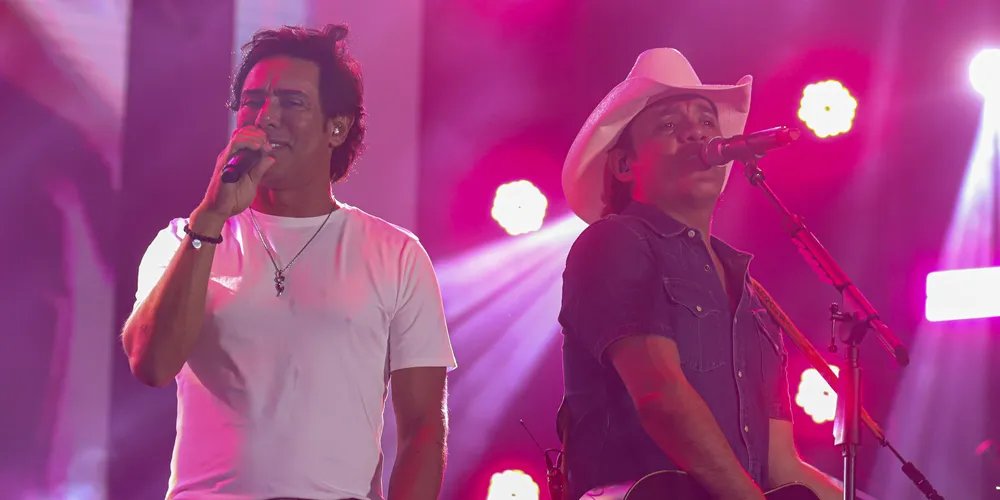 Guilherme e Santiago durante a apresentação de show dentro da programação do Verão Maior Paraná, em Matinhos