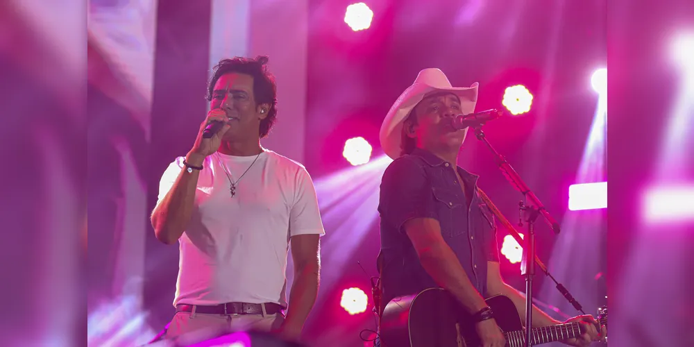 Guilherme e Santiago durante a apresentação de show dentro da programação do Verão Maior Paraná, em Matinhos