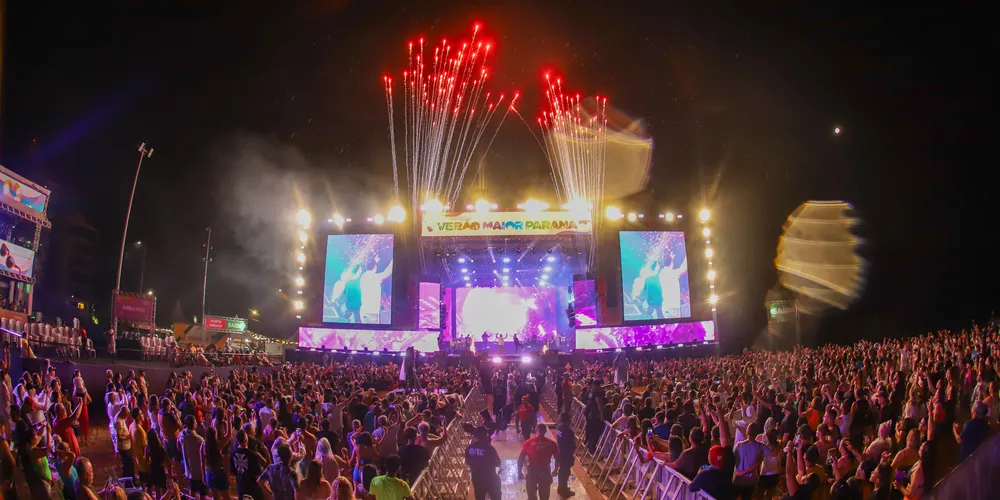 A dupla Clayton e Romario durante a apresentacao do seu show dentro da programacao do Verao Maior Parana, em Matinhos