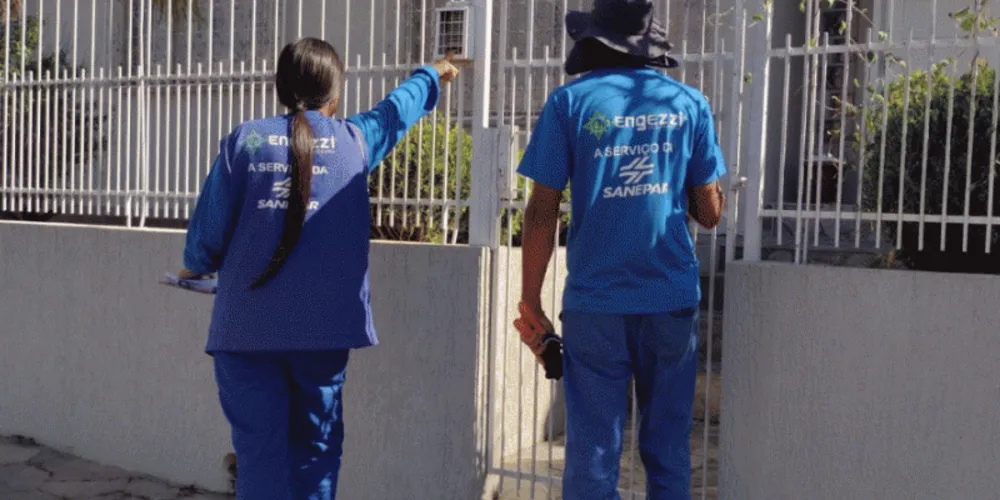 Em duplas, agentes técnicos abordam clientes e entram no imóvel apenas para vistorias as ligações internas à rede coletora