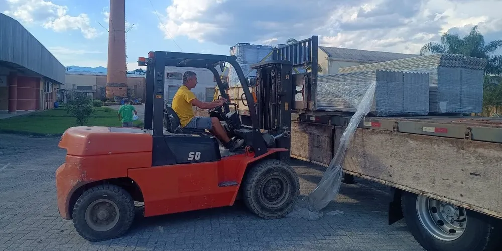 As equipes de emergência fizeram a distribuição para a população