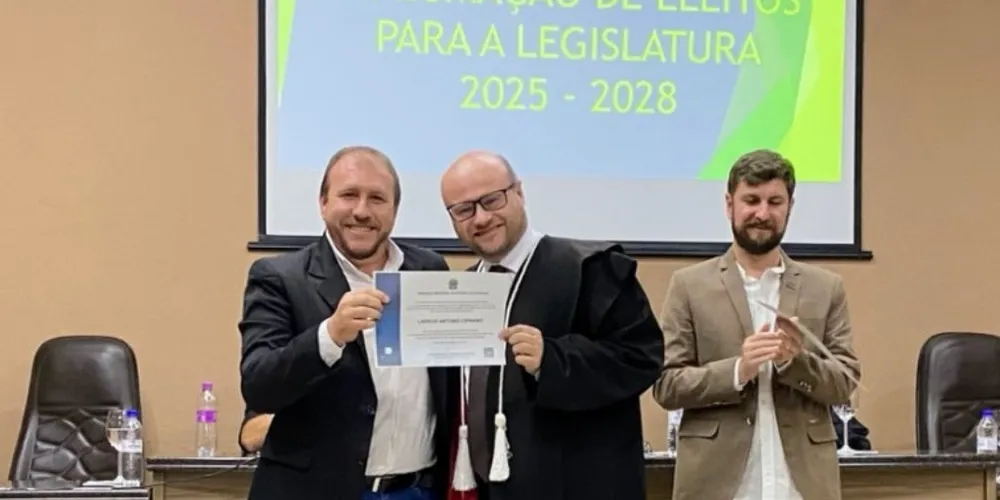 A cerimônia foi realizada na Câmara Municipal