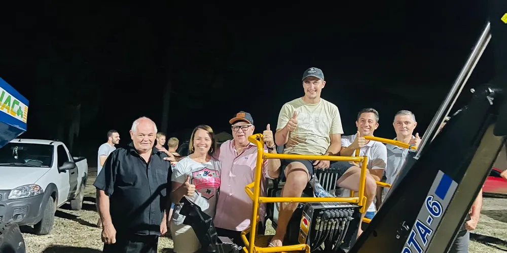 Os moradores da localidade receberam os novos equipamentos com entusiasmo