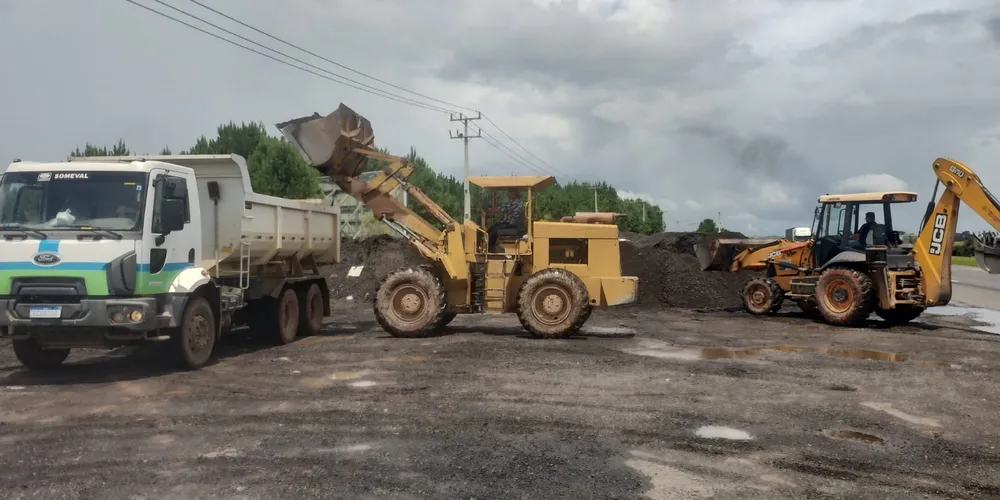 Estão sendo feitos trabalhos de cascalhamento e de colocação de fresado