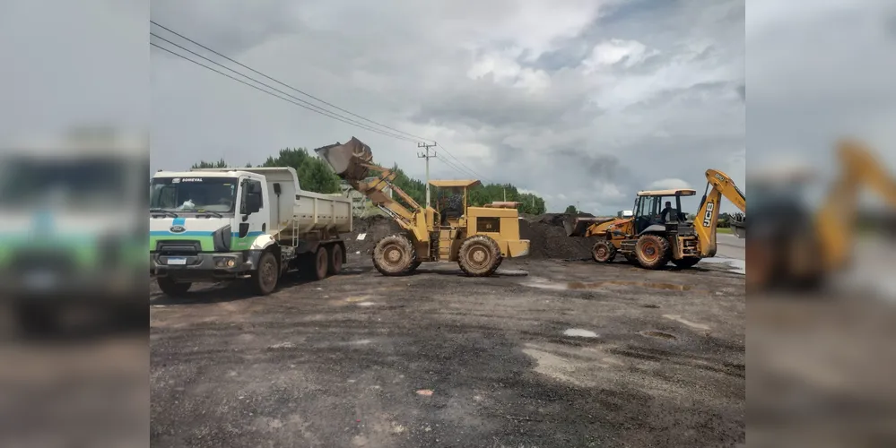 Estão sendo feitos trabalhos de cascalhamento e de colocação de fresado