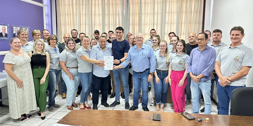 Em Pato Bragado, Bakri se reuniu com o prefeito John (PP), a vice Simoni (MDB) e toda a equipe da Prefeitura