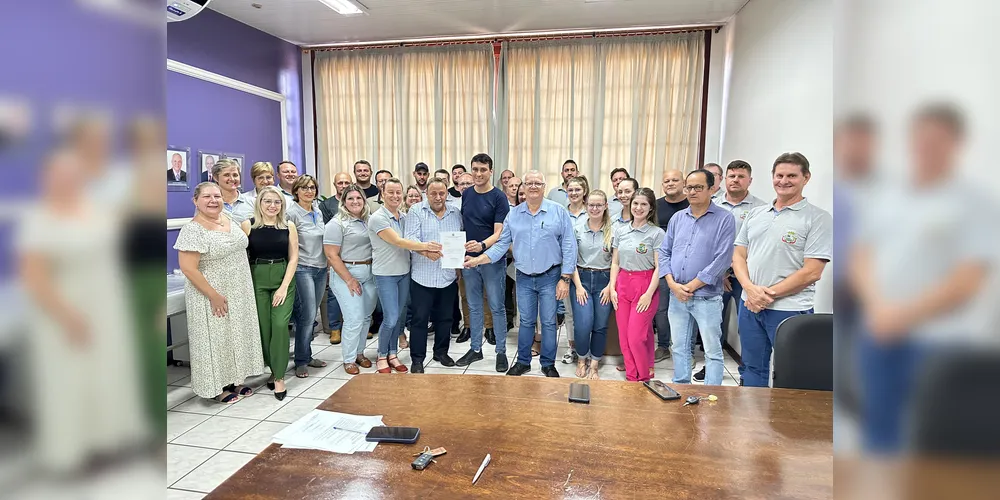 Em Pato Bragado, Bakri se reuniu com o prefeito John (PP), a vice Simoni (MDB) e toda a equipe da Prefeitura