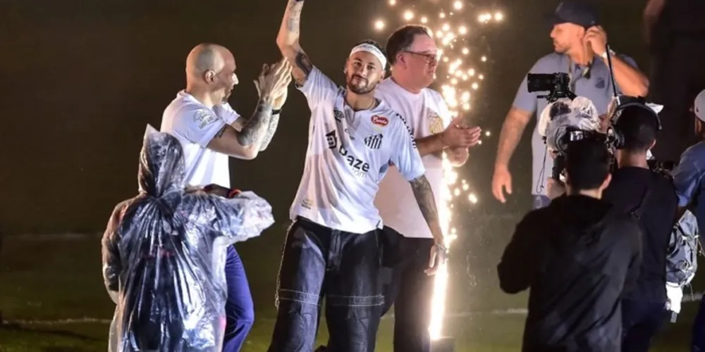 Após 12 anos, Neymar volta a ser jogador do Santos