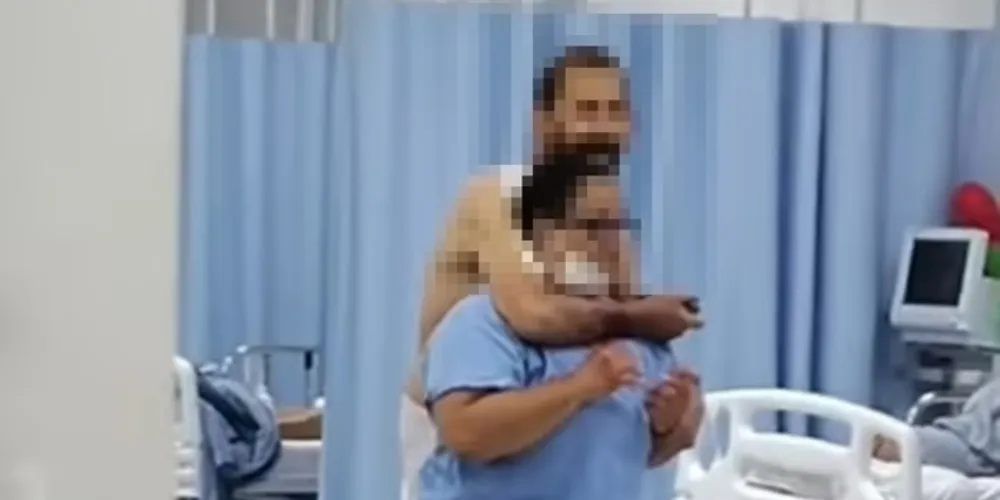 Imagens que circulam nas redes sociais mostram o momento em que o homem mantém a mulher refém