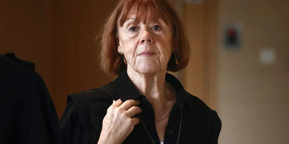 Gisele Pelicot deixando o tribunal criminal em Avignon, França, em novembro