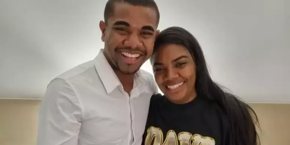 Davi ao lado da irmã, Raquel