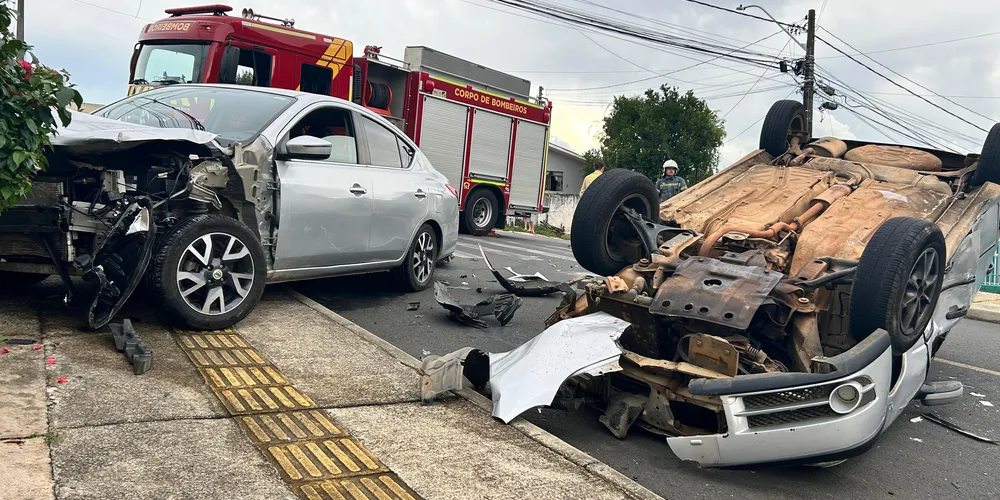 Equipes do Corpo de Bombeiros estão no local