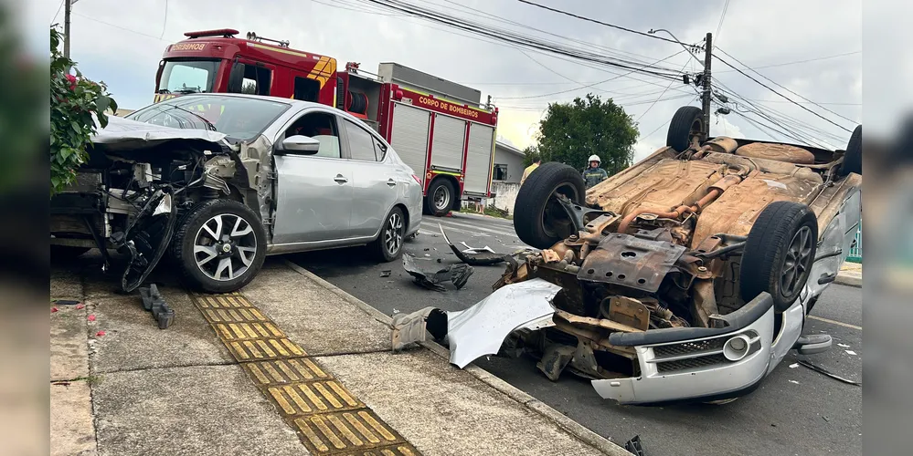 Equipes do Corpo de Bombeiros estão no local