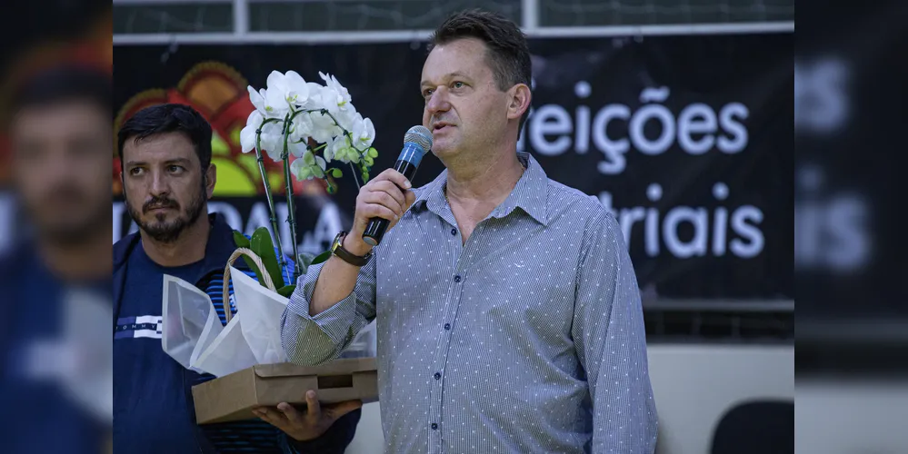 Alberto Kossatz discursando para os presentes sobre sua história na ACGF