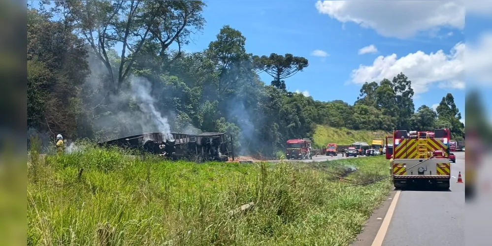 Pista sentido Curitiba foi completamente bloqueada