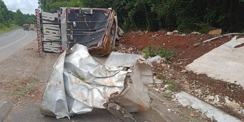 Veículo tombado possui emplacamento do Piauí