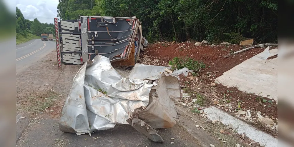 Veículo tombado possui emplacamento do Piauí