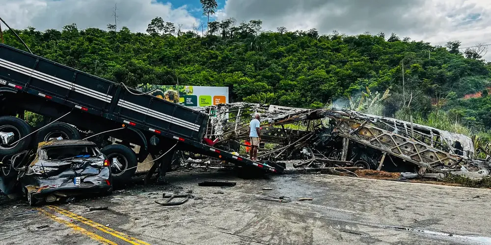 Acidente ocorreu na manhã deste sábado (21)