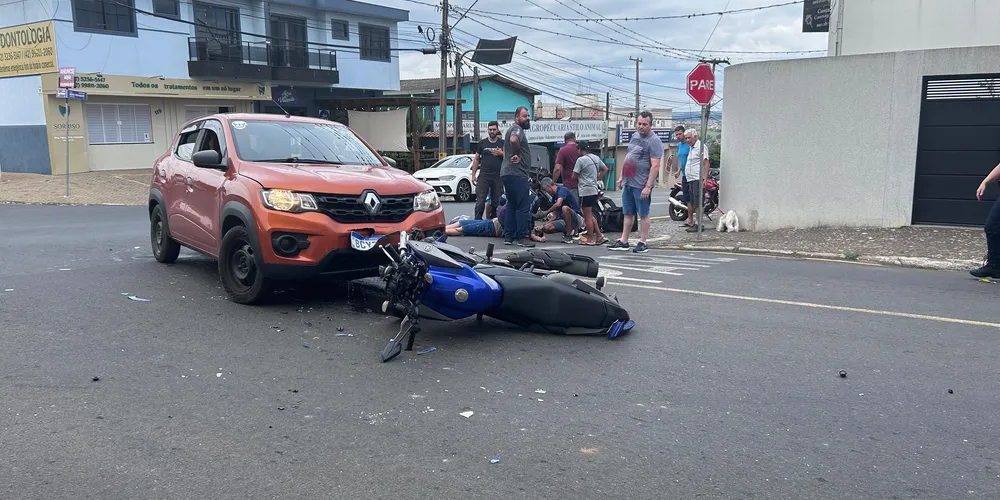 Depois da colisão um Renault Kwid atingiu a motocicleta, que estava caída