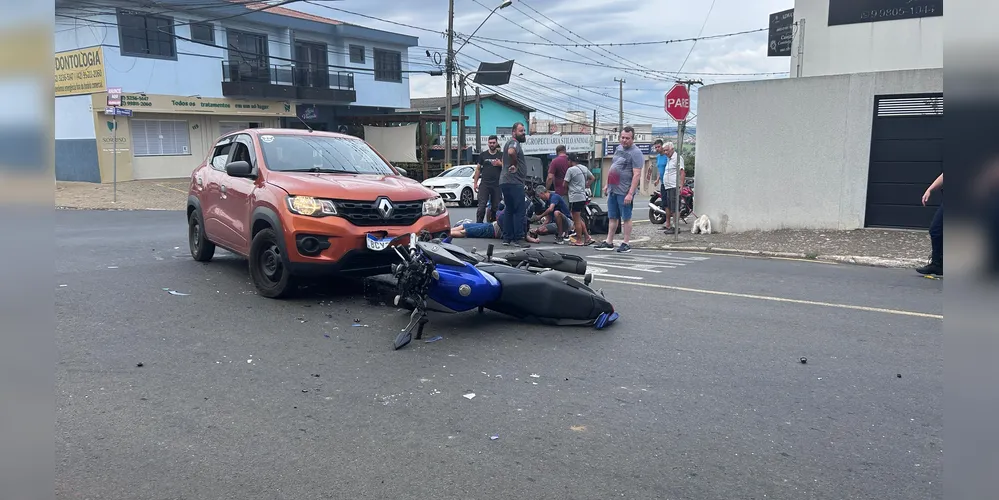 Depois da colisão um Renault Kwid atingiu a motocicleta, que estava caída