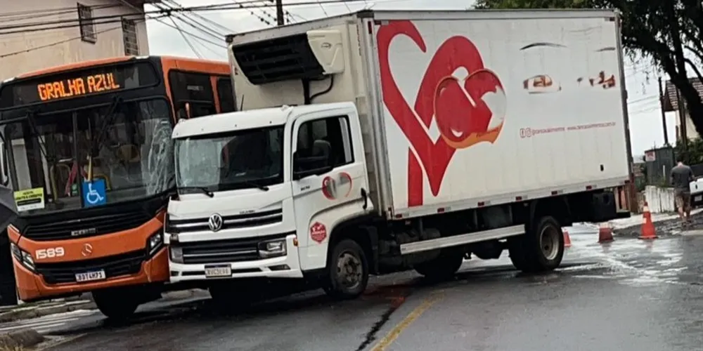 Colisão envolveu ônibus da linha Gralha Azul