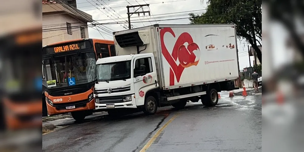 Colisão envolveu ônibus da linha Gralha Azul