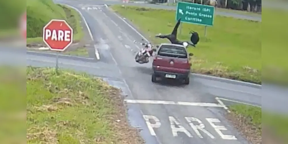 Batida envolveu uma motocicleta e um carro