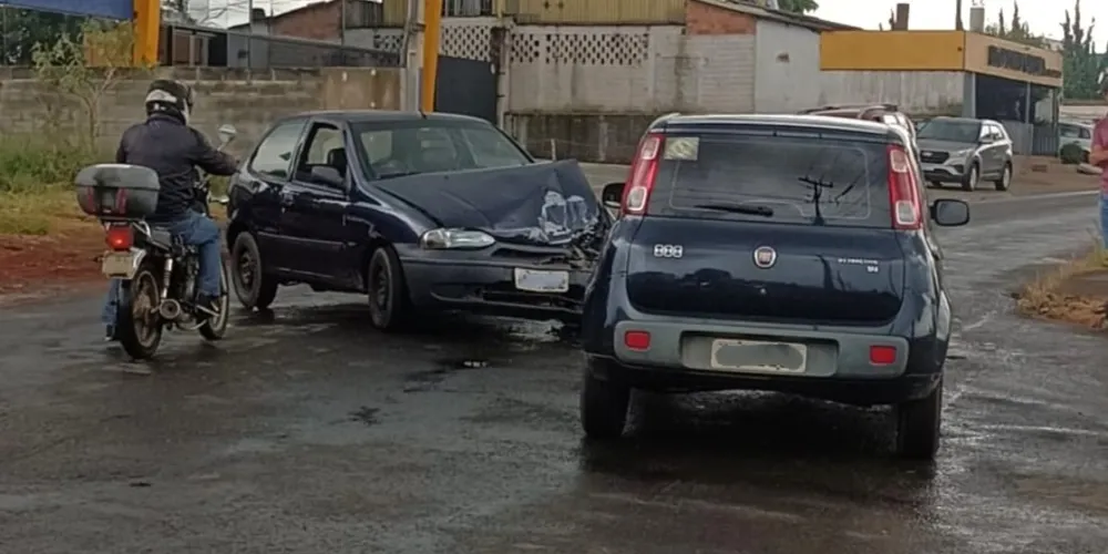 Veículos envolvidos ficaram danificados após a colisão