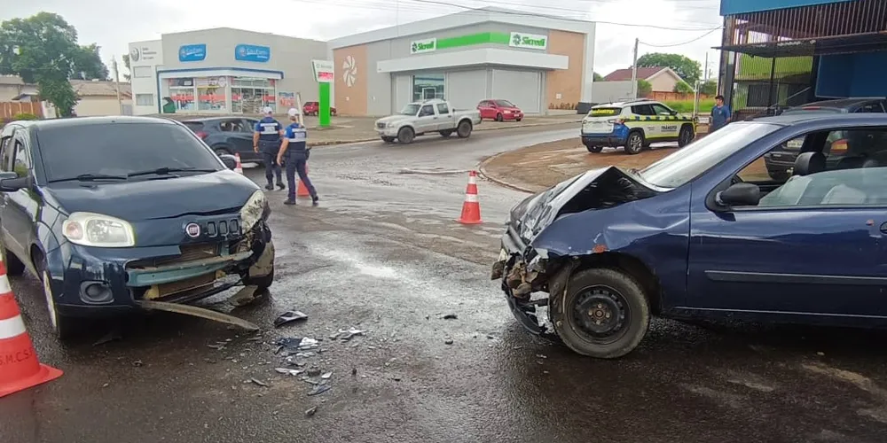 Acidente envolveu um Fiat Palio e um Fiat Uno