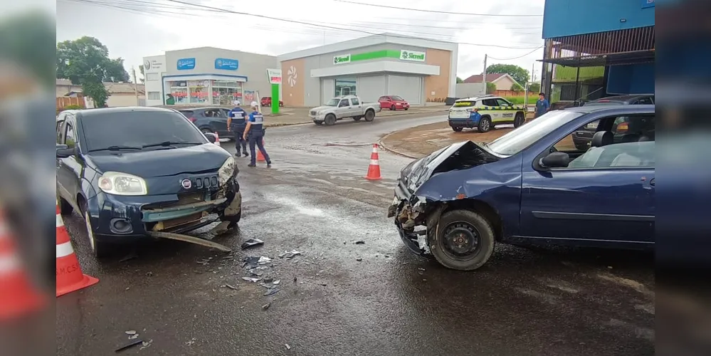 Acidente envolveu um Fiat Palio e um Fiat Uno