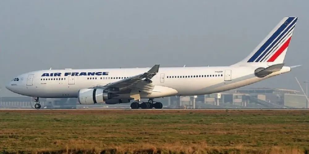 Voo seguia de Paris para o Rio de Janeiro, mas precisou pousar em Fortaleza devido ao mau odor de banheiro da aeronave