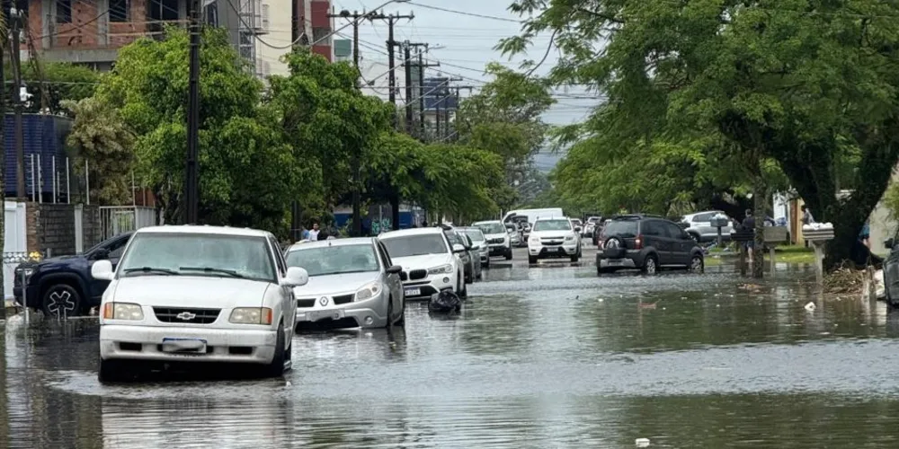 Ruas ficaram tomadas pela água nesta quinta-feira (02)