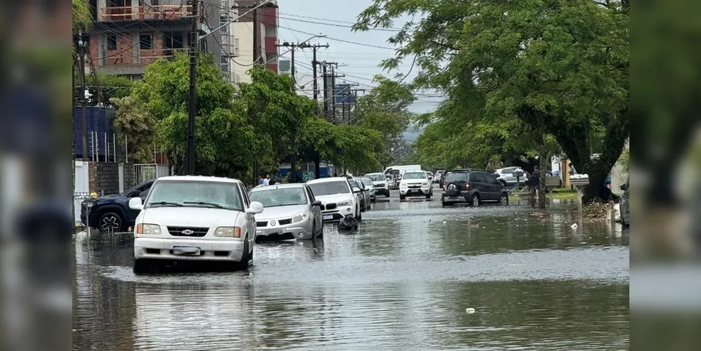 Ruas ficaram tomadas pela água nesta quinta-feira (02)