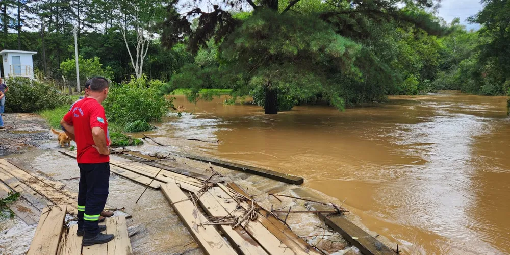 Desde janeiro, fortes chuvas causaram estragos na região rural de Tibagi.