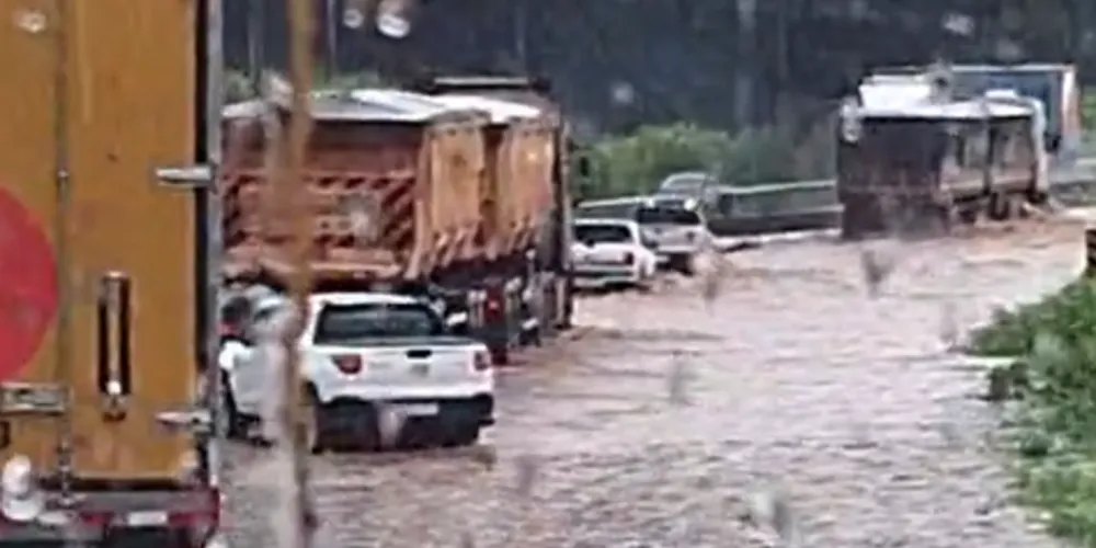 Carros e caminhões enfrentaram a área alagada